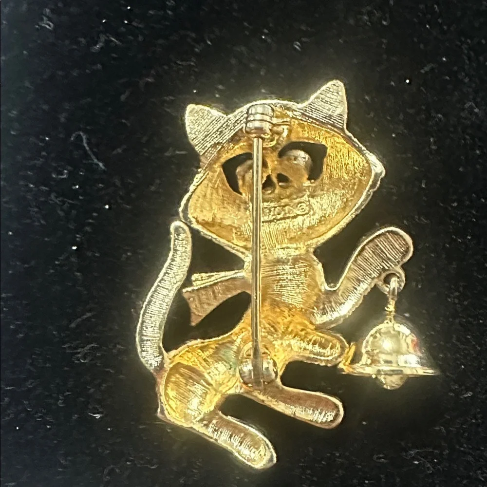Avon, frisky kitty, gold tone, cat brooch with Blue Accents eyes #192